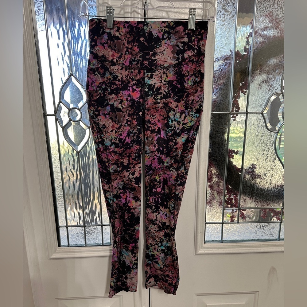 Lululemon Base Pace High-Rise Crop 23"
Stencil Blossom Red Multi size 6